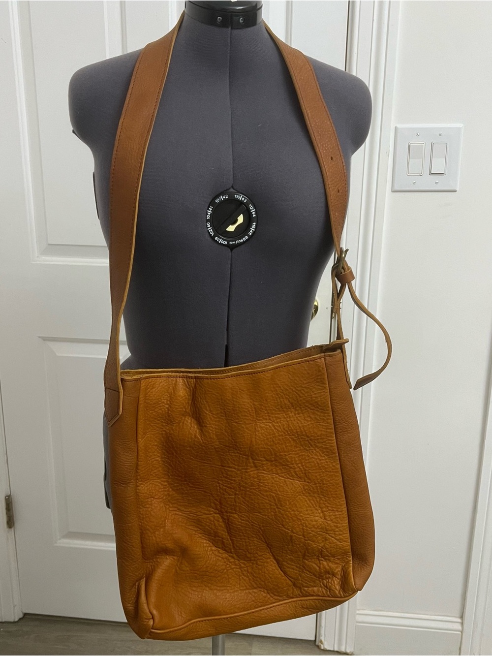 DULUTH TRADING CO Classic Leather Crossbody Tote - Tan